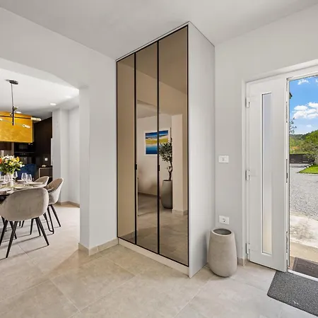 Family Friendly House With A Parking Space Ripenda Verbanci, - 24476 라빈